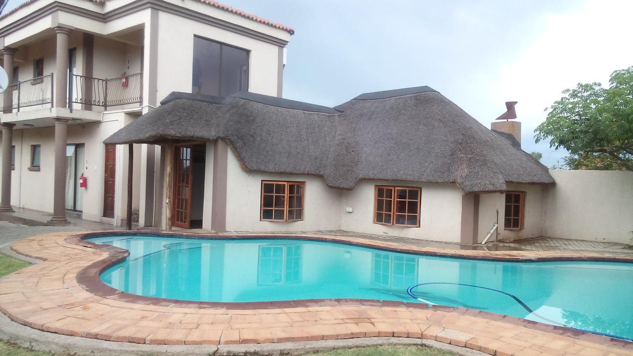 Lekoa Bed And Breakfast And Trading Vanderbijlpark Bagian luar foto