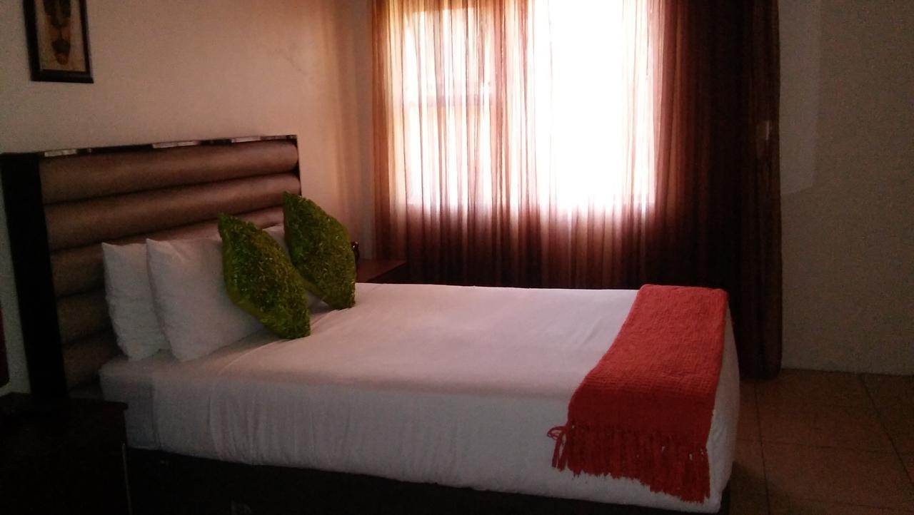 Lekoa Bed And Breakfast And Trading Vanderbijlpark Bagian luar foto