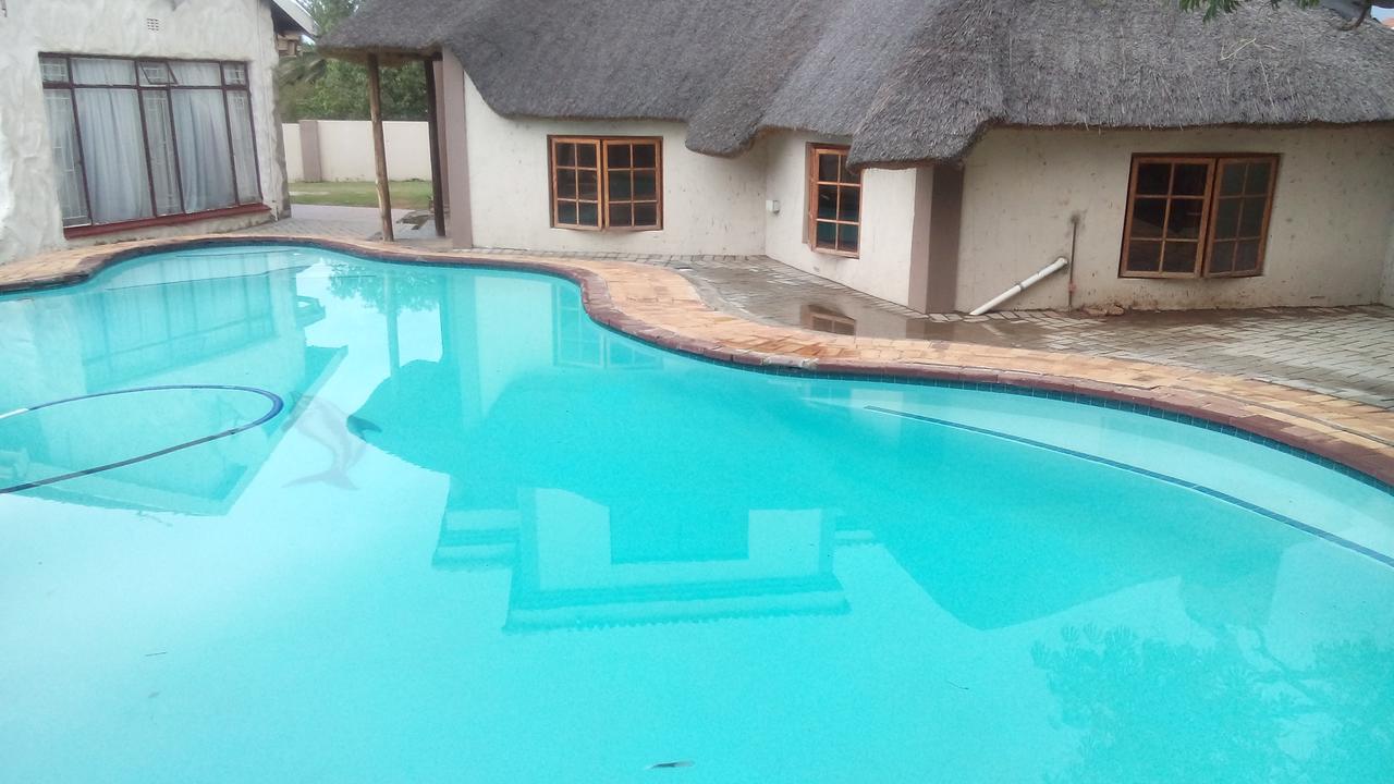 Lekoa Bed And Breakfast And Trading Vanderbijlpark Bagian luar foto