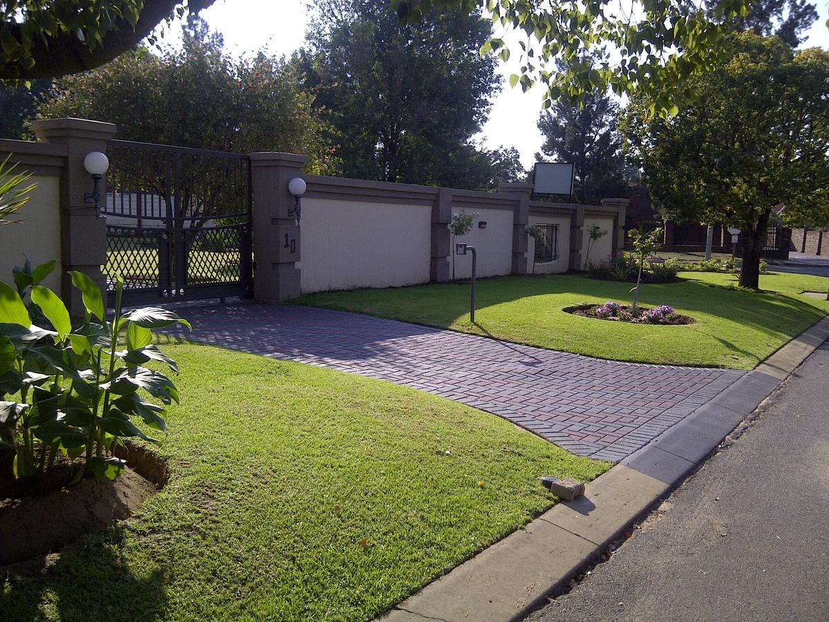 Lekoa Bed And Breakfast And Trading Vanderbijlpark Bagian luar foto