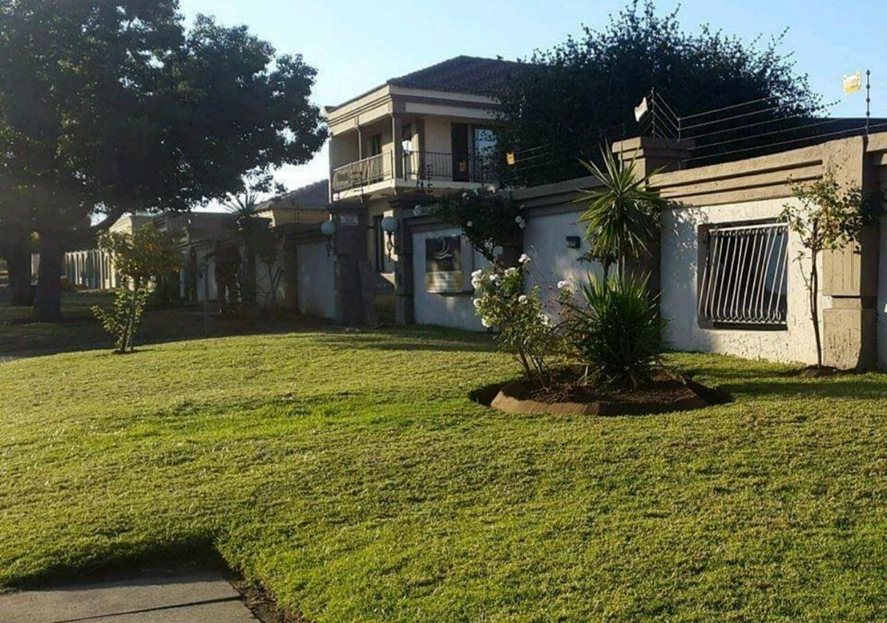 Lekoa Bed And Breakfast And Trading Vanderbijlpark Bagian luar foto